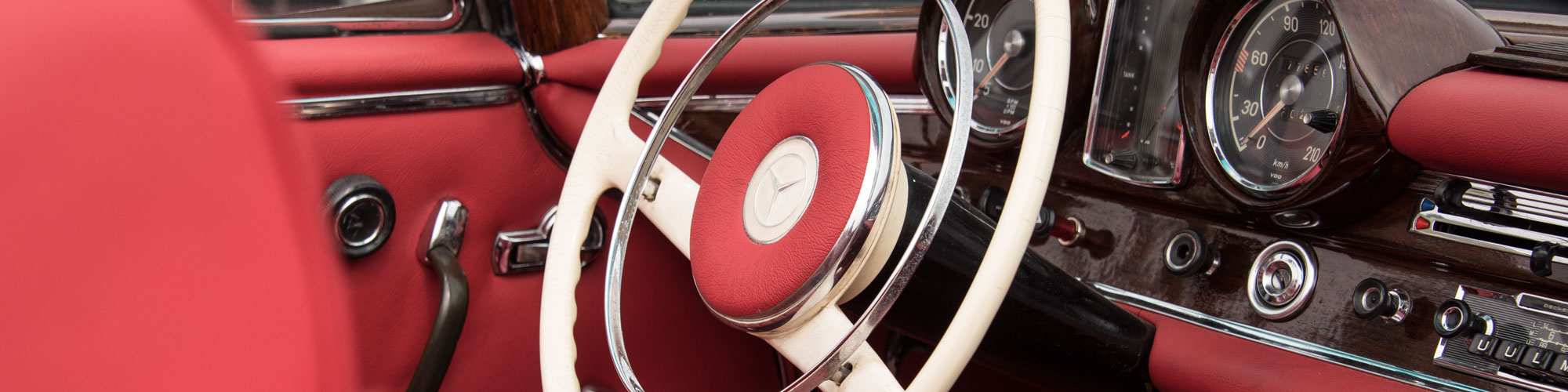 Innenausstattung in rotem Leder bei einem Mercedes Oldtimer